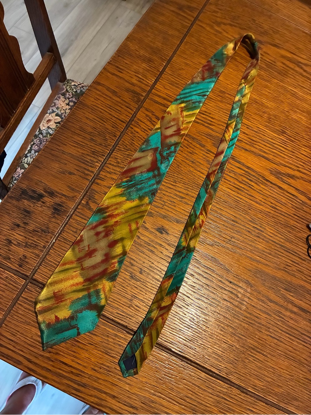 Men's Abstract Green & Gold Pattern Silk-Feel Tie